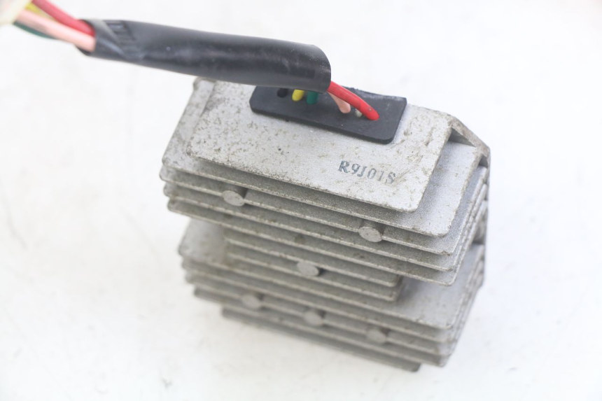 photo de REGULADOR DE CARGA SYM JET SPORT XR 50 (2006 - 2015) - Primer plano técnico