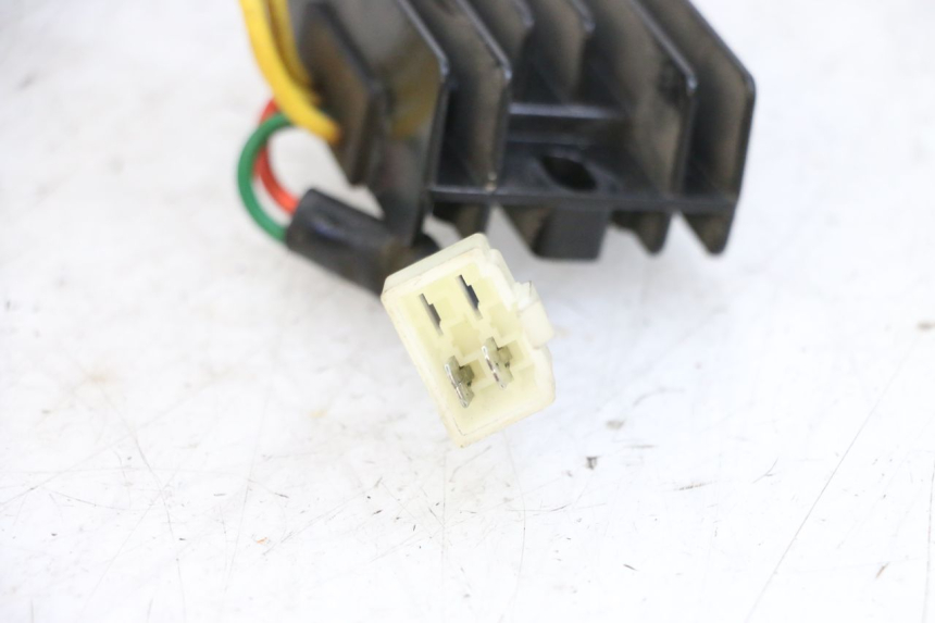 photo de REGULADOR DE CARGA PEUGEOT KISBEE 4T 50 (2018 - 2022) - Primer plano técnico