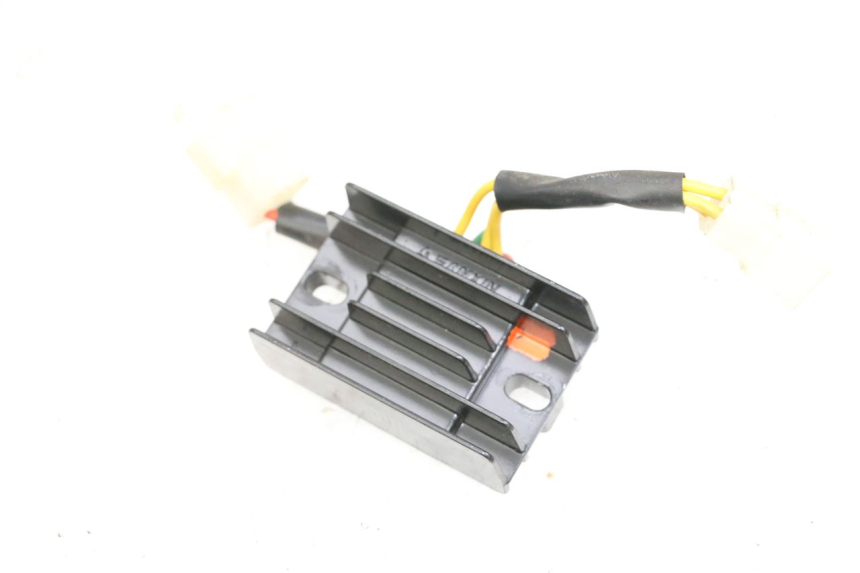 photo de REGULADOR DE CARGA PEUGEOT KISBEE 4T 50 (2018 - 2022) - Detalles de los puntos de fijación