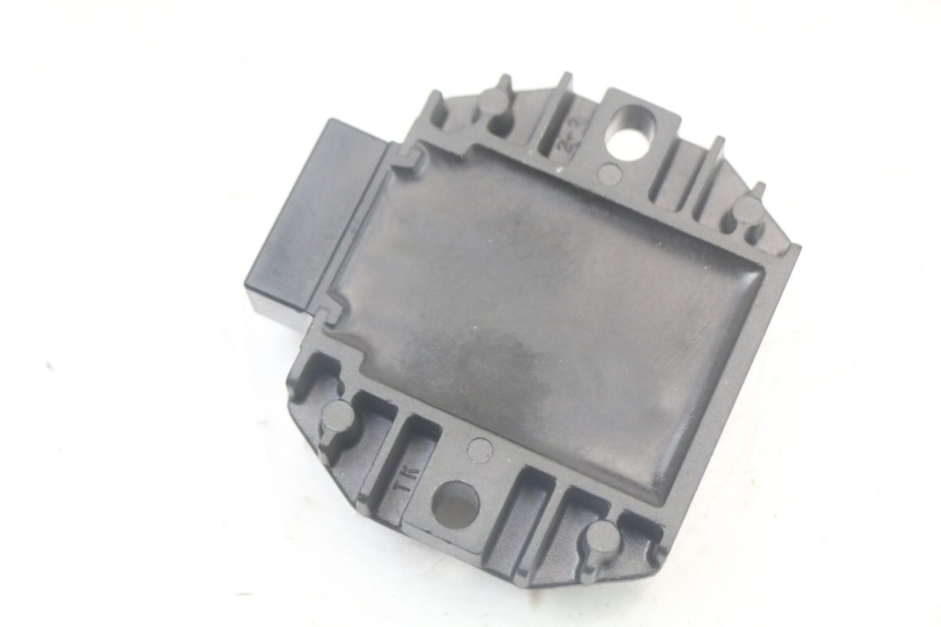 photo de REGULADOR DE CARGA PIAGGIO LIBERTY 125 (2009 - 2013) - Primer plano técnico