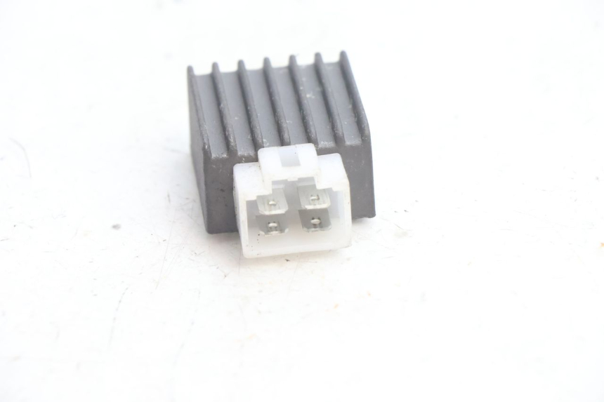 photo de REGULADOR DE CARGA PEUGEOT LUDIX BLASTER 50 (2006 - 2014) - Zoom estado de uso