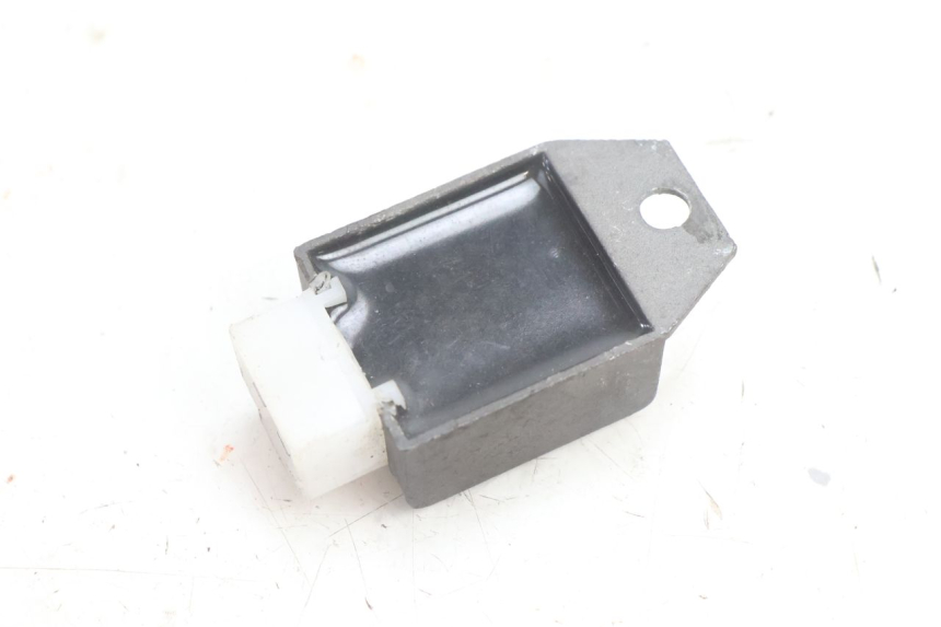photo de REGULADOR DE CARGA PEUGEOT LUDIX BLASTER 50 (2006 - 2014) - Otra perspectiva