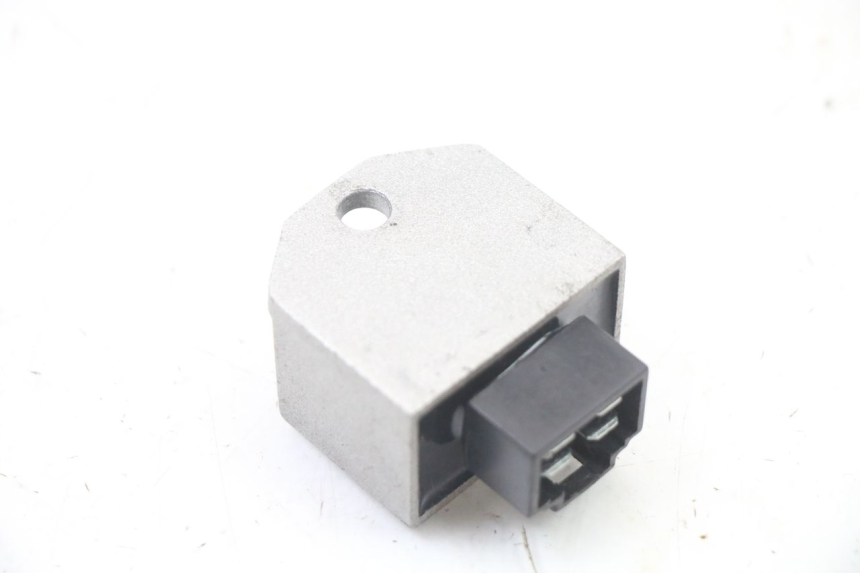 photo de REGULADOR DE CARGA MBK OVETTO ONE 2T 50 (2013 - 2017) - Primer plano técnico