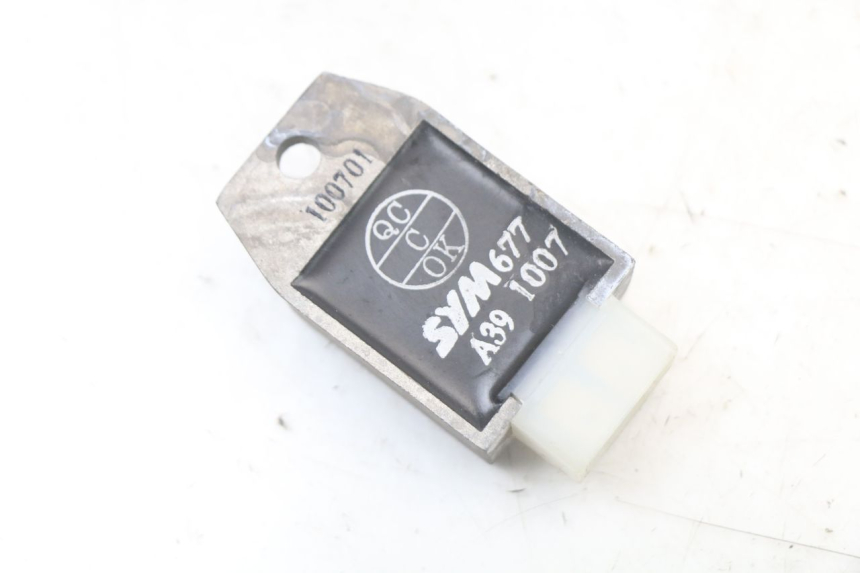 photo de REGULADOR DE CARGA SYM MIO 50 (2011 - 2017) - Otra perspectiva