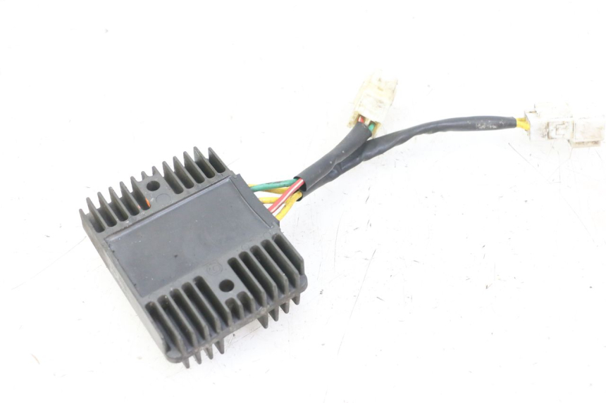 photo de REGULADOR DE CARGA PIAGGIO MP3 LT 300 (2010 - 2016) - Primer plano técnico