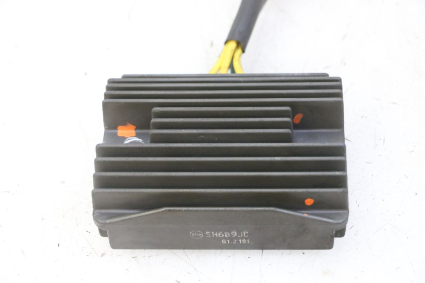 photo de REGULADOR DE CARGA PIAGGIO MP3 LT 300 (2010 - 2016) - Detalles de los puntos de fijación