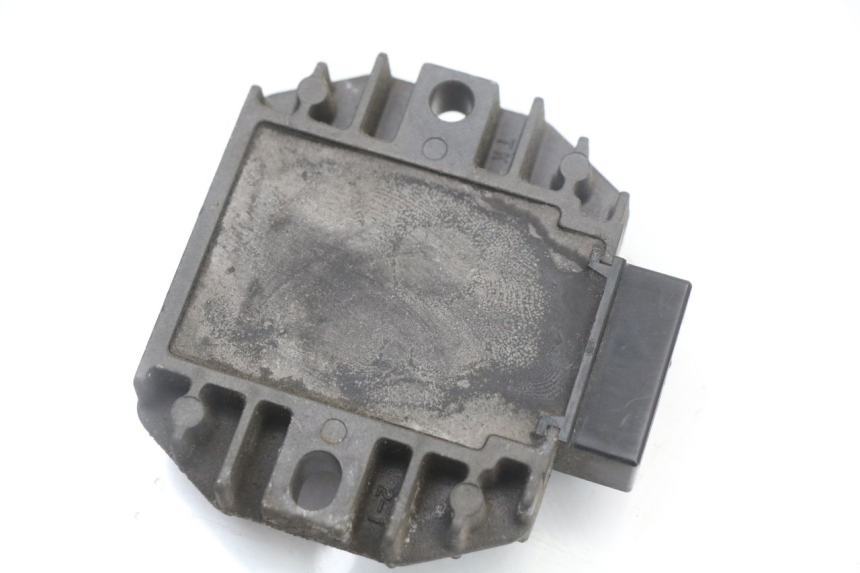 photo de REGULADOR DE CARGA PIAGGIO MP3 125 (2006 - 2014) - Primer plano técnico