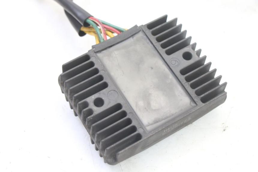 photo de REGULADOR DE CARGA PIAGGIO MP3 500 (2011 - 2015) - Primer plano técnico