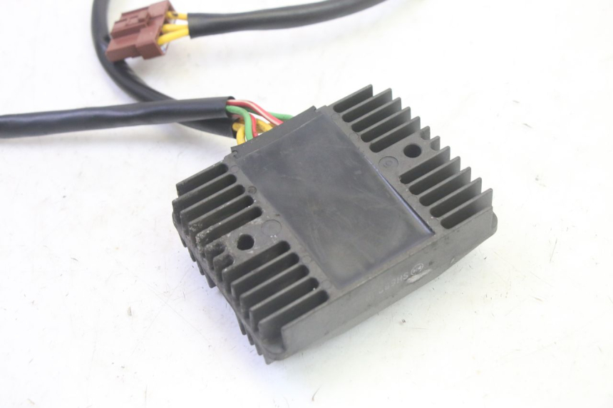 photo de REGULADOR DE CARGA PIAGGIO MP3 RL 250 (2006 - 2010) - Detalles de los puntos de fijación