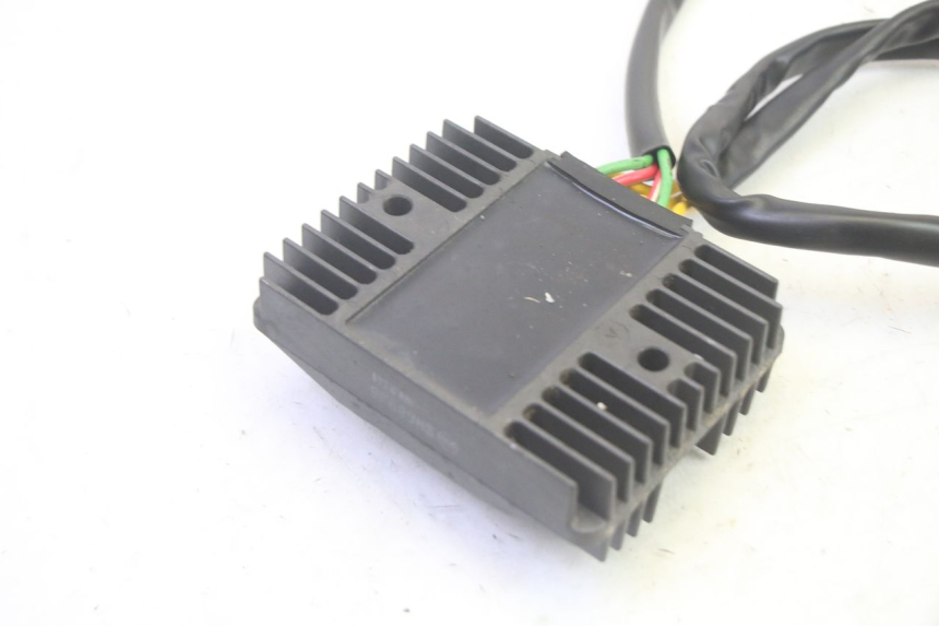 photo de REGULADOR DE CARGA PIAGGIO MP3 RL 250 (2006 - 2010) - Primer plano técnico