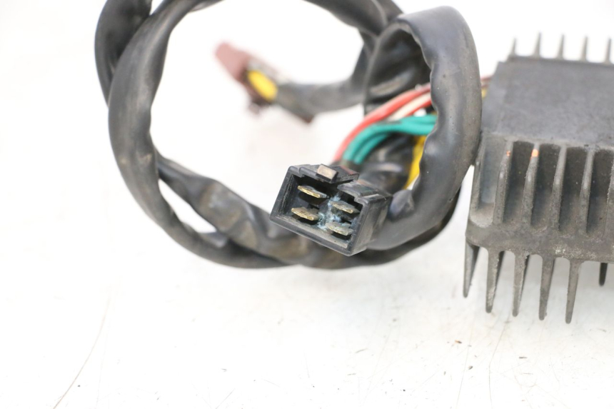 photo de REGULADOR DE CARGA PIAGGIO MP3 RL 250 (2006 - 2010) - Primer plano técnico