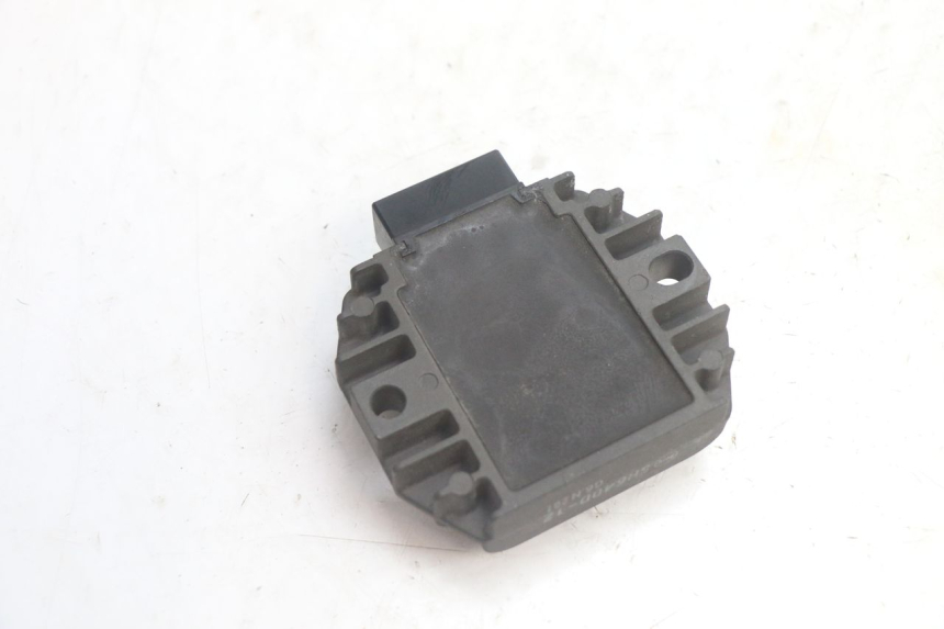 photo de REGULADOR DE CARGA PIAGGIO MP3 125 (2006 - 2014) - Primer plano técnico