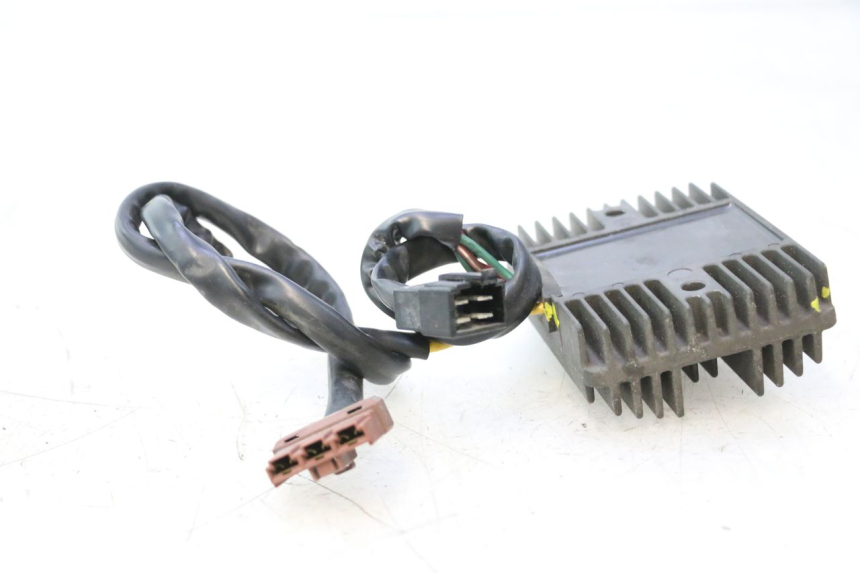photo de REGULADOR DE CARGA PIAGGIO MP3 500 (2011 - 2015) - Primer plano técnico