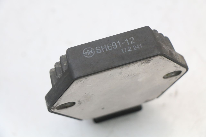 photo de REGULADOR DE CARGA HONDA NTV DEAUVILLE 650 (1998 - 2001) - Primer plano técnico