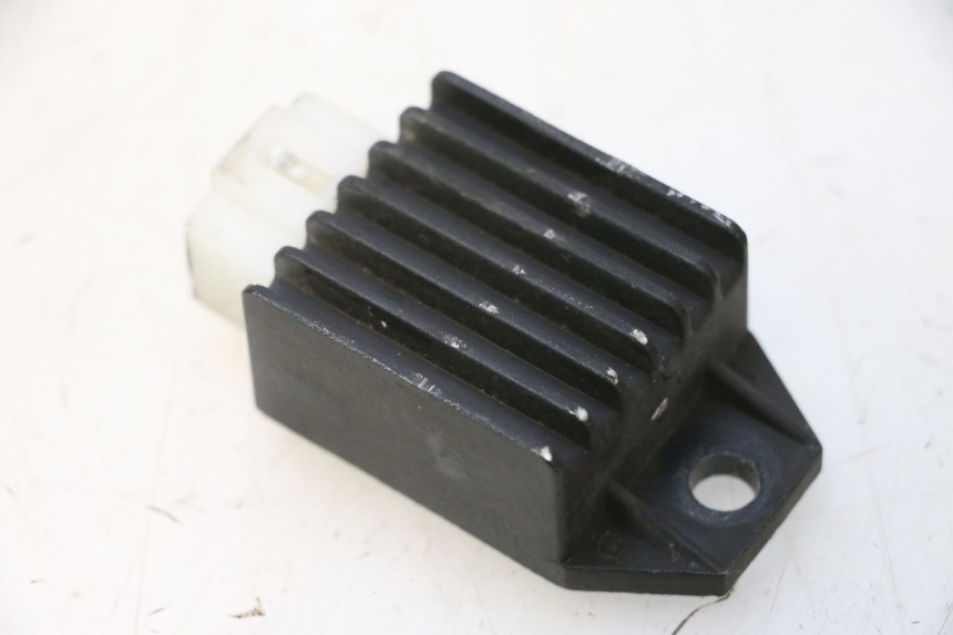 photo de REGULADOR DE CARGA JM MOTORS OLDIES 4T 50 (2010 - 2020) - Primer plano técnico