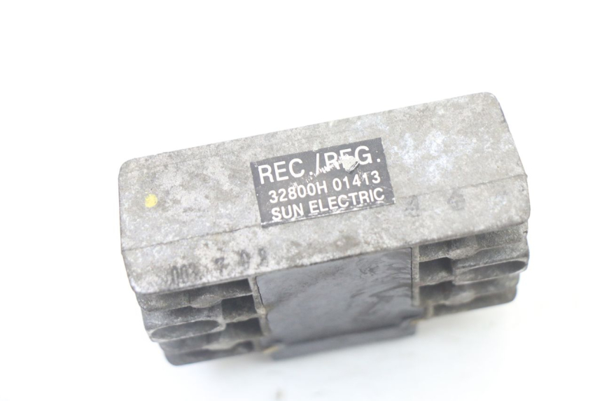 photo de REGULADOR DE CARGA PIAGGIO VESPA GRANTURISMO 125 (2003 - 2007) - Primer plano técnico