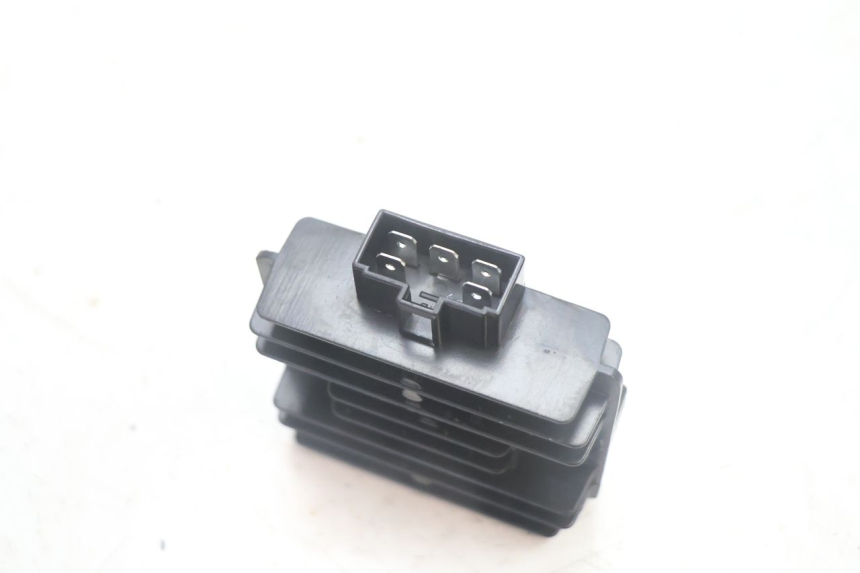 photo de REGULADOR JM MOTORS R-MAX TECH 50 (2024 - 2026) - Primer plano técnico