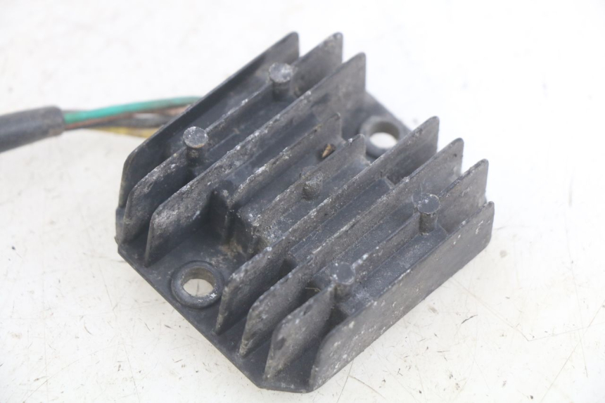 photo de REGULADOR DE CARGA YAMASAKI ROADSTER 50 (2013 - 2018) - Primer plano técnico