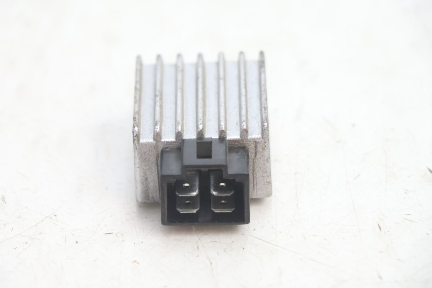 photo de REGULADOR DE CARGA YAMASAKI ROADSTER 50 (2013 - 2018) - Primer plano técnico