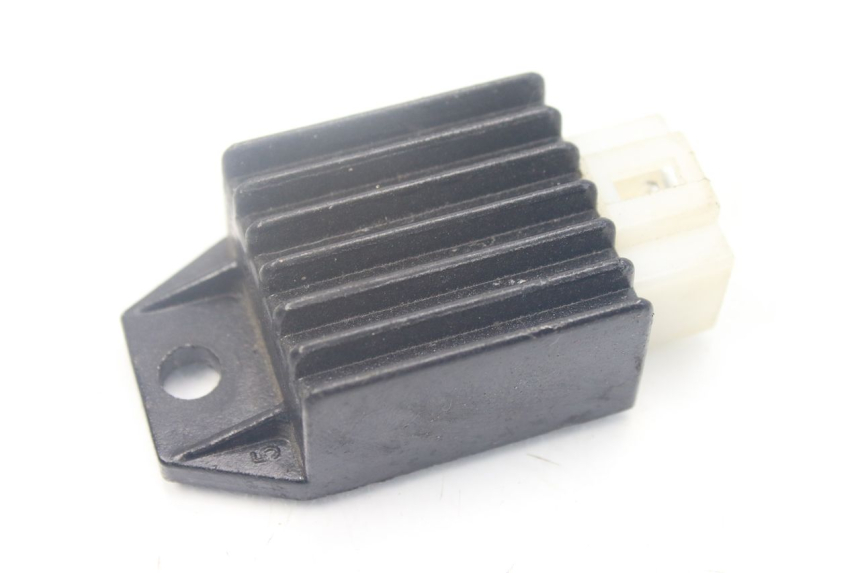 photo de REGULADOR DE CARGA JM MOTORS SANTANA 50 (2014 - 2023) - Primer plano técnico