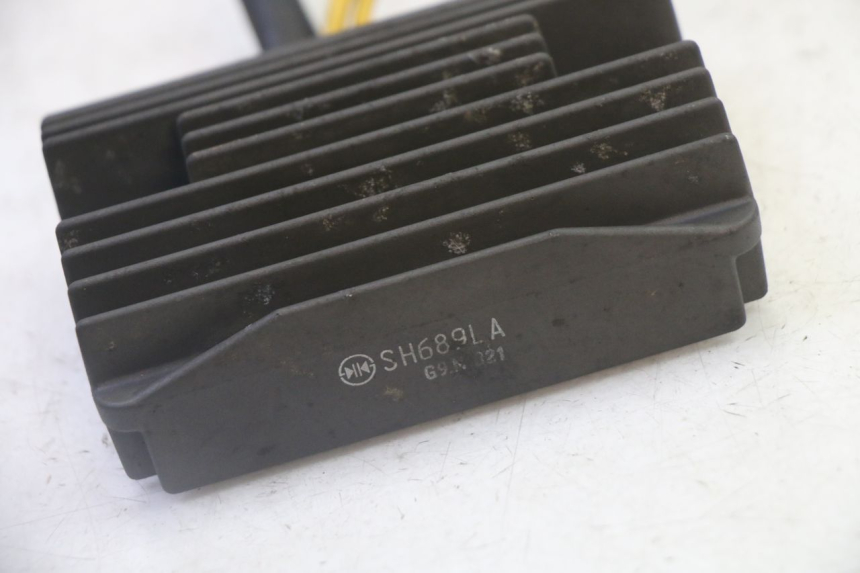 photo de REGULADOR DE CARGA PEUGEOT SATELIS 125 (2006 - 2009) - Primer plano técnico