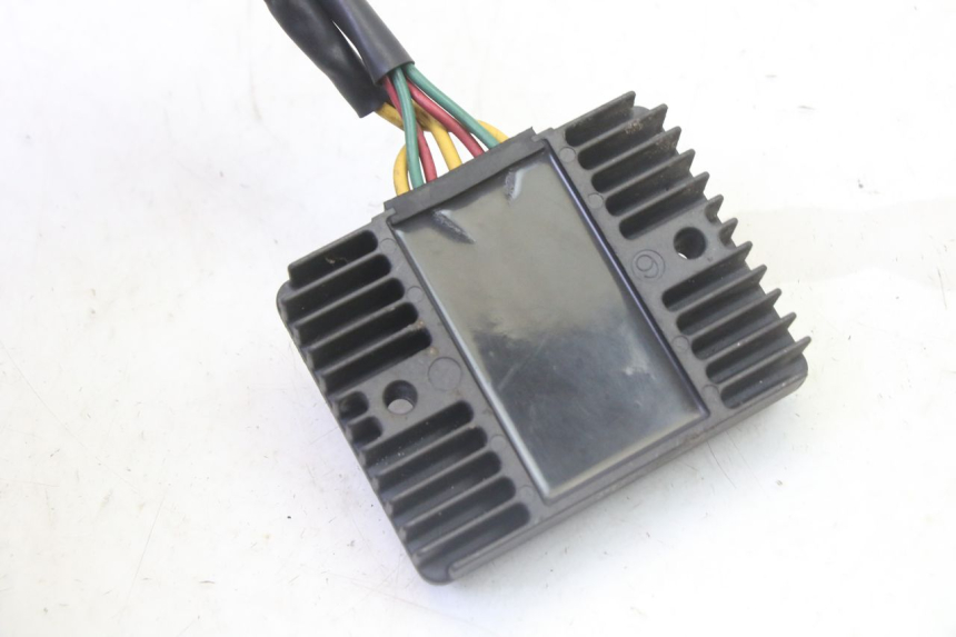 photo de REGULADOR PEUGEOT SATELIS 125 (2013 - 2018) - Primer plano técnico