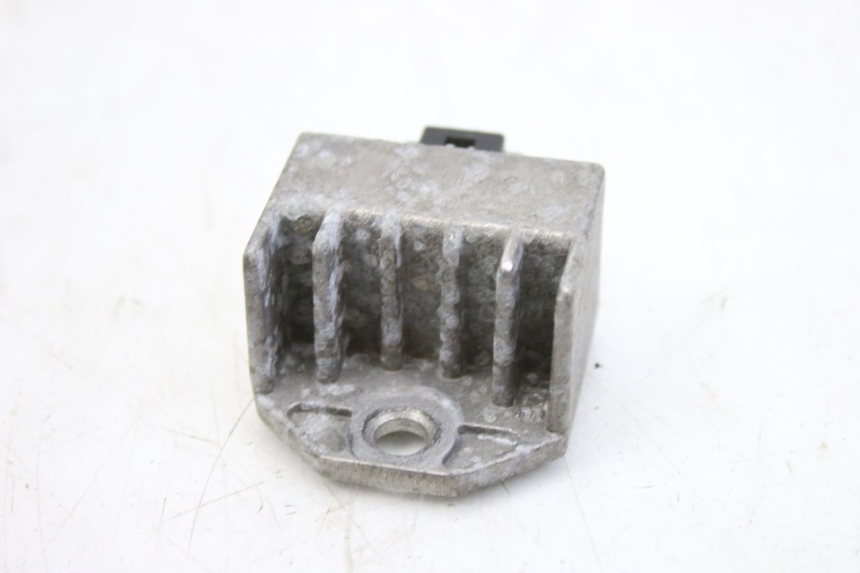 photo de REGULADOR DE CARGA PEUGEOT TWEET 125 (2010 - 2017) - Detalles de los puntos de fijación