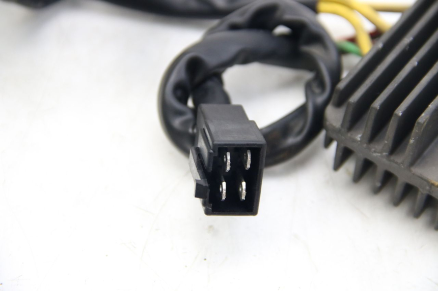 photo de REGULADOR DE CARGA PIAGGIO VESPA GTS SUPER IE 125 (2009 - 2016) - Otra perspectiva