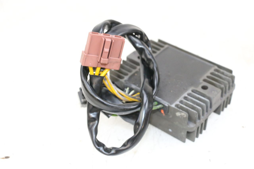 photo de REGULADOR DE CARGA PIAGGIO VESPA GTS SUPER IE 125 (2009 - 2016) - Otra perspectiva