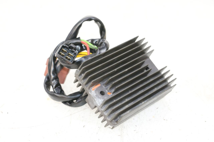 photo de REGULADOR DE CARGA PIAGGIO VESPA GTS SUPER IE 125 (2009 - 2016) - Detalles de los puntos de fijación