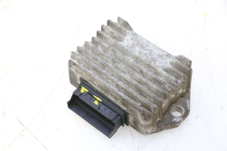 photo de REGULADOR DE CARGA PIAGGIO VESPA LX 2T 50 (2005 - 2013) - Primer plano técnico