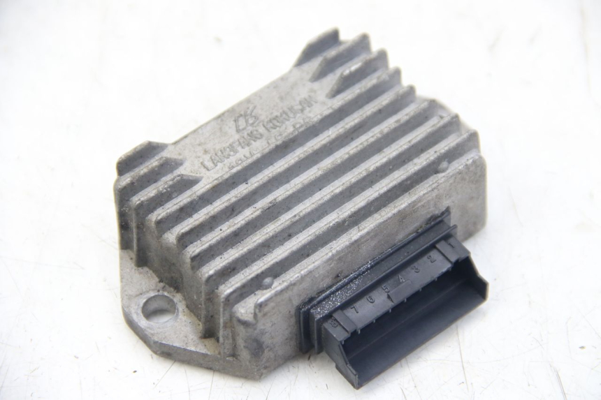 photo de REGULADOR DE CARGA PIAGGIO VESPA SPRINT 2T 50 (2014 - 2018) - Otra perspectiva