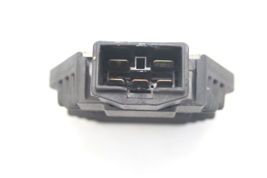 photo de REGULADOR DE CARGA HONDA VFR FI RC46 800 (1998 - 2001) - Primer plano técnico