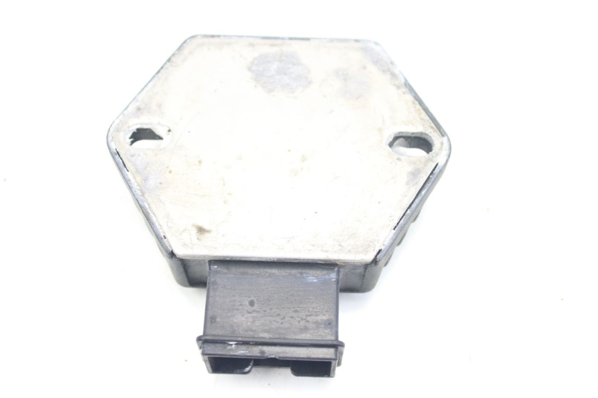 photo de REGULADOR DE CARGA HONDA VFR FI RC46 800 (1998 - 2001) - Detalles de los puntos de fijación