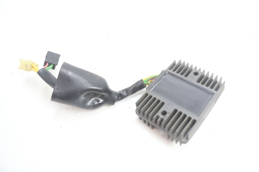 photo de REGULADOR DE CARGA HONDA VFR FI RC46 800 (1998 - 2001) - Primer plano técnico