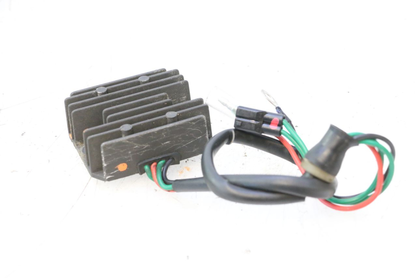 photo de REGULADOR YAMAHA WAVE RUNNER GP R 1200 (2000 - 2003) - Primer plano técnico