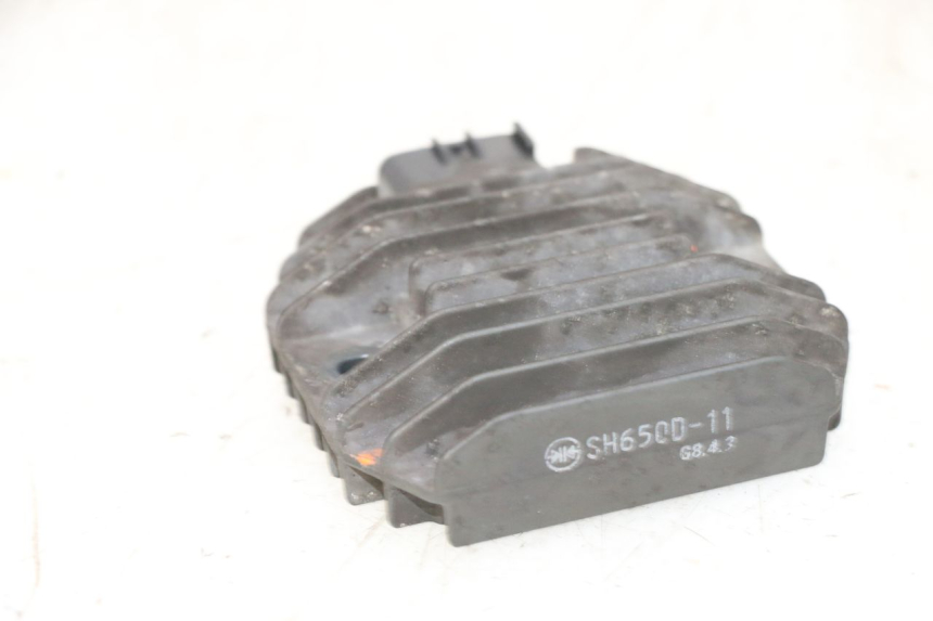 photo de REGULADOR DE CARGA YAMAHA XMAX X-MAX 125 (2006 - 2009) - Primer plano técnico