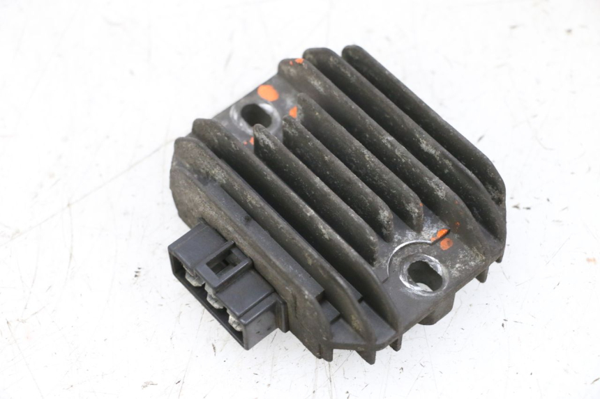 photo de REGULADOR DE CARGA PIAGGIO X8 125 (2004 - 2007) - Primer plano técnico