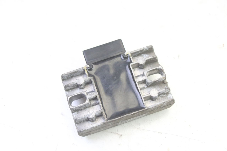 photo de REGULADOR DE CARGA PIAGGIO X9 EVOLUTION 125 (2003 - 2007) - Primer plano técnico