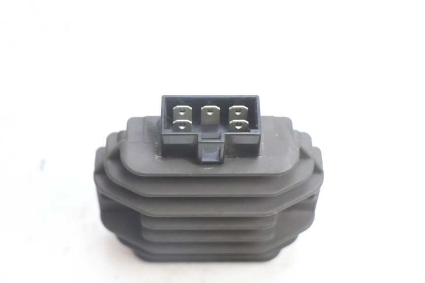 photo de REGULADOR DE CARGA PIAGGIO X9 EVOLUTION 125 (2003 - 2007) - Primer plano técnico