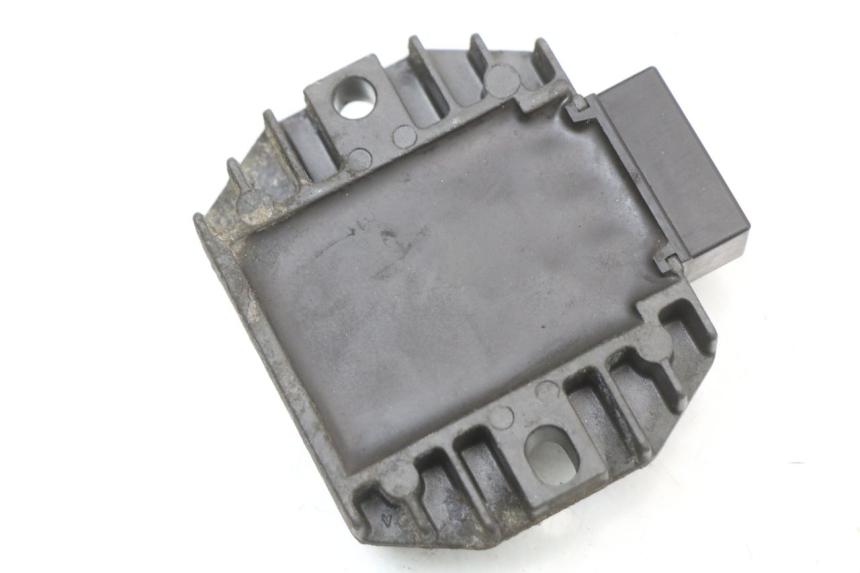 photo de REGULADOR DE CARGA PIAGGIO X9 125 (2000 - 2003) - Primer plano técnico