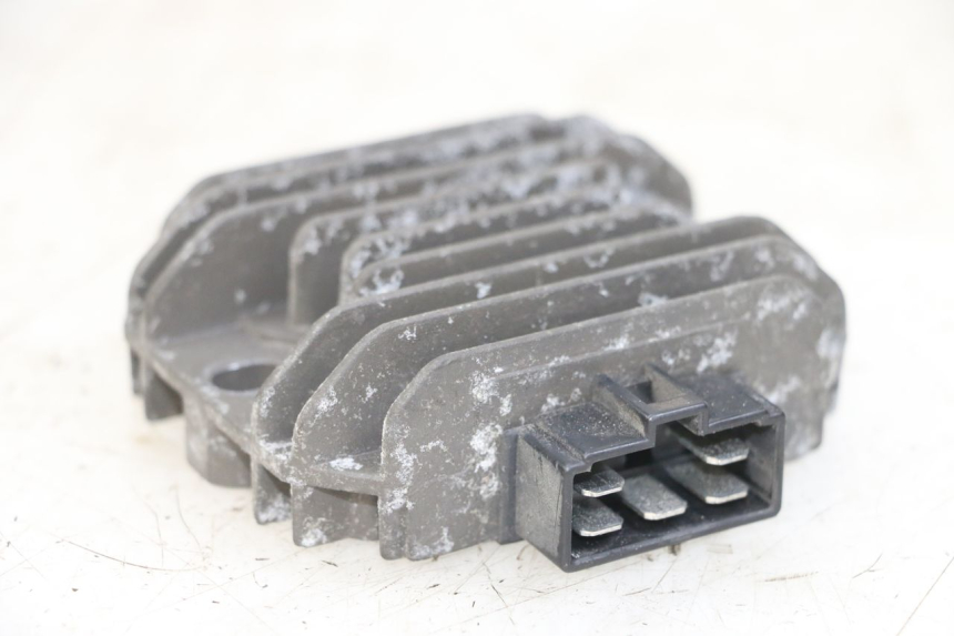 photo de REGULADOR DE CARGA PIAGGIO XEVO - X EVO 125 (2007 - 2017) - Primer plano técnico