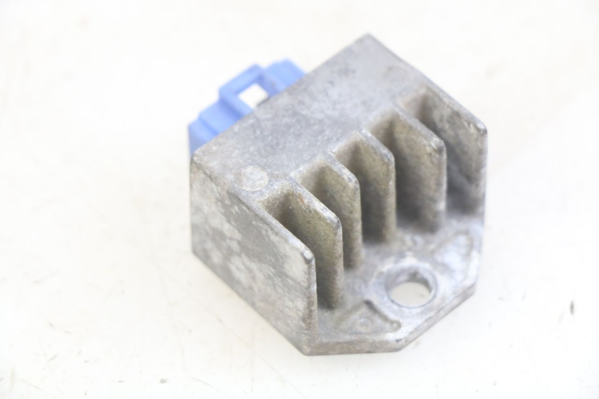 photo de REGULADOR DE CARGA PEUGEOT XP6 50 (2006 - 2011) - Otra perspectiva