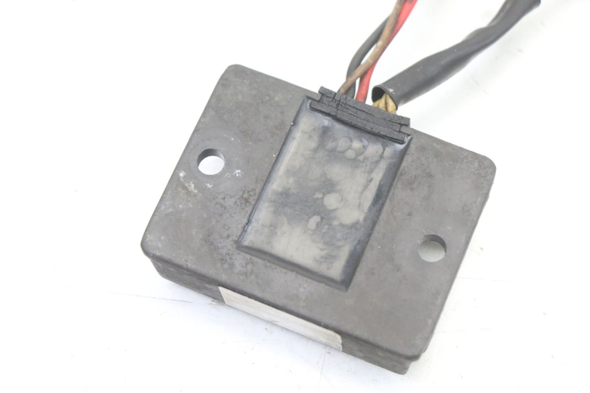 photo de REGULADOR DE CARGA YAMAHA SR 125 (1982 - 2003) - Primer plano técnico