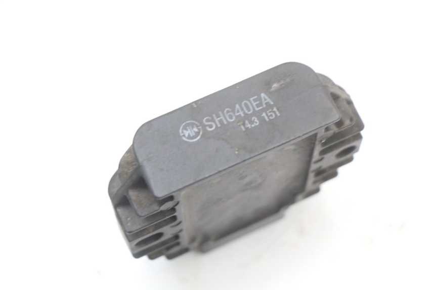 photo de REGULADOR DE CARGA YAMAHA YP MAJESTY 125 (2002 - 2006) - Primer plano técnico