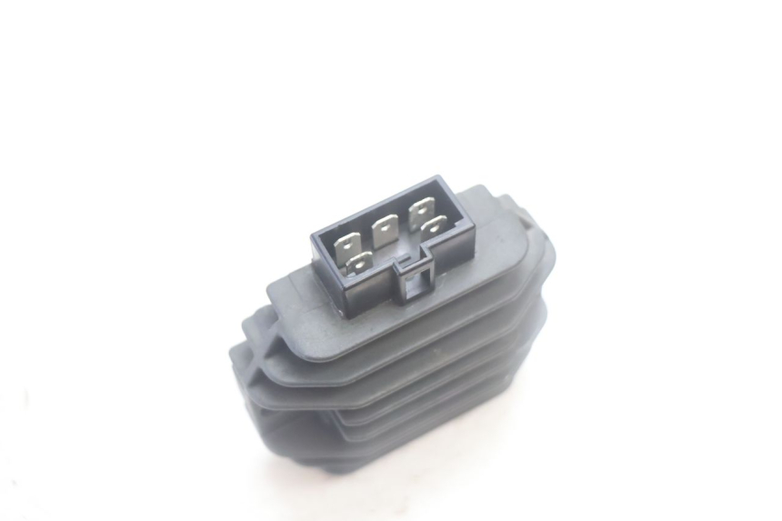 photo de REGULADOR DE CARGA YAMAHA YP MAJESTY 125 (2007 - 2010) - Primer plano técnico