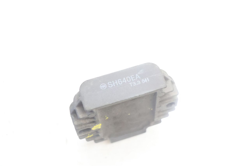 photo de REGULADOR DE CARGA YAMAHA YP MAJESTY 125 (2002 - 2006) - Primer plano técnico