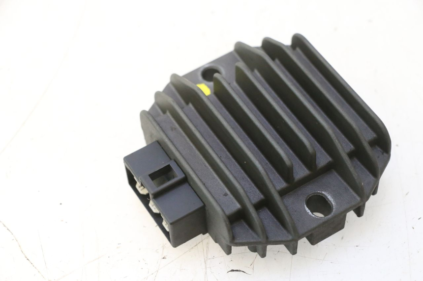 photo de REGULADOR DE CARGA YAMAHA YP MAJESTY 125 (1998 - 2001) - Otra perspectiva
