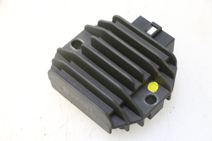 photo de REGULADOR DE CARGA YAMAHA YP MAJESTY 125 (1998 - 2001) - Primer plano técnico