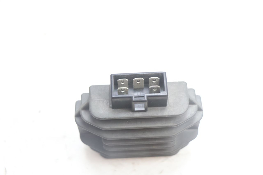 photo de REGULADOR DE CARGA YAMAHA YP MAJESTY 125 (2002 - 2006) - Primer plano técnico
